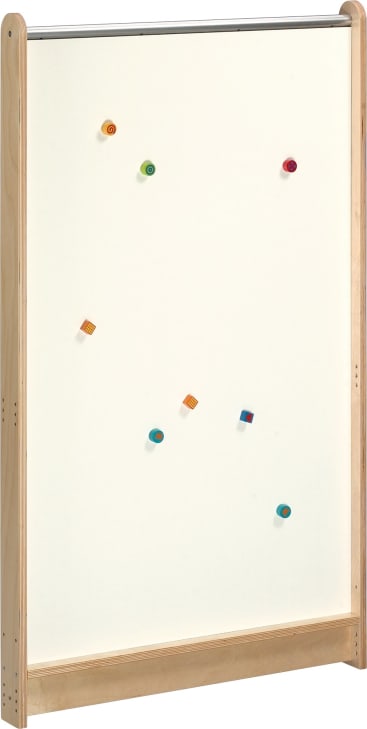 Ein freistehendes magnetisches Whiteboard mit einem Holzrahmen, auf dem mehrere kleine, bunte runde und quadratische Magnete über die Oberfläche des Boards verteilt sind.