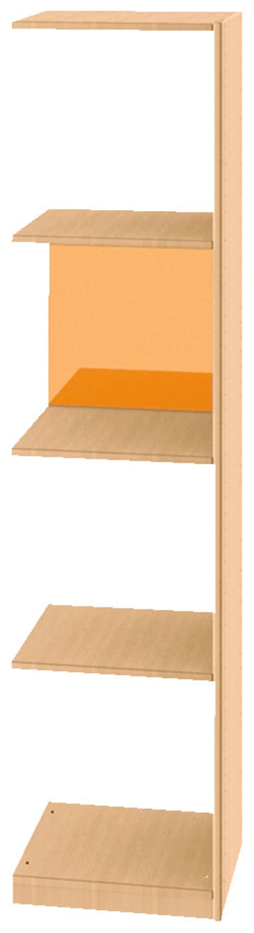 Ein helles Holzregal mit fünf Regalböden, die auf einer Seite offen sind, und einer orangefarbenen Platte auf der Rückseite des zweiten Regals von oben. Die Regale sind gleichmäßig verteilt und das Regal ist leer.