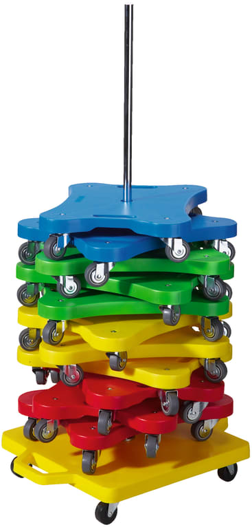 Ein Stapel bunter, sternförmiger Scooter-Boards in den Farben Blau, Grün, Gelb und Rot wird an einer vertikalen Metallstange aufbewahrt, wobei jedes Board mit vier drehbaren Rollen ausgestattet ist.