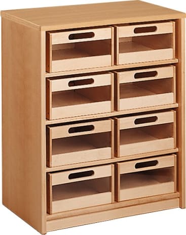 Ein Schrank aus hellem Holz mit drei Reihen von drei nach vorne offenen Schubladen, jede Schublade mit einem ovalen, ausgeschnittenen Griff, der auf einer flachen Oberfläche steht.