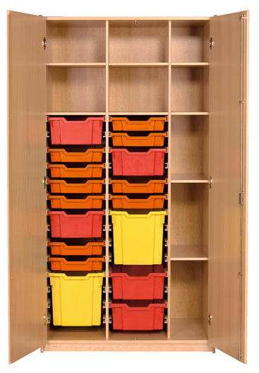 Ein Holzschrank mit offenen Türen gibt den Blick frei auf drei Säulen mit bunten Plastikbehältern in Rot, Orange und Gelb, mit zusätzlichen leeren Fächern auf der linken und rechten Seite.