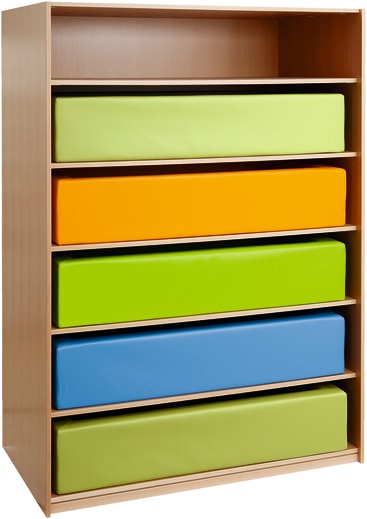 Ein Holzregal mit fünf bunten rechteckigen Schubladen - zwei grüne, eine orangefarbene, eine blaue und eine weitere grüne - von oben nach unten, mit einem offenen Regal oben.