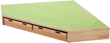 Ein Holzpodest mit grünem Teppichboden in unregelmäßiger, viereckiger Form, darunter vier ausziehbare Schubladen.