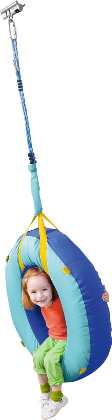 Ein kleines Kind mit roten Haaren sitzt und lächelt in einer blauen und hellblauen runden Schaukel, die an einem Seil und einer Metallbefestigung aufgehängt ist, vor einem weißen Hintergrund.