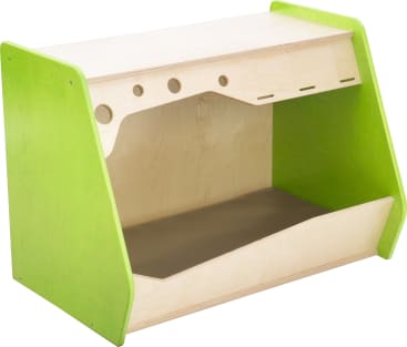 Ein hölzerner Kinderschreibtisch mit hellen Naturholzoberflächen und hellgrünen Seitenteilen, mit einer abgewinkelten Arbeitsfläche, Stauraum darunter und runden Löchern entlang der Oberkante.
