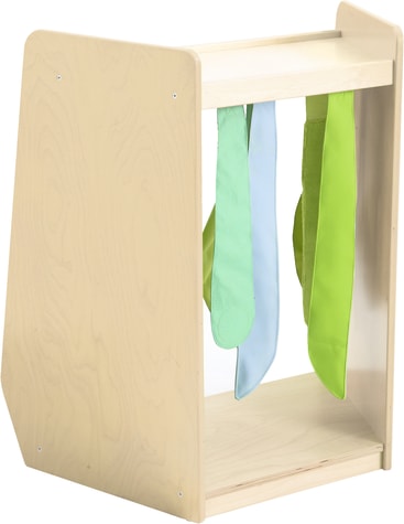 Ein helles Holzkästchen mit offener Front und Seiten, in dem drei bunte Stoffschals - zwei grüne und ein hellblauer - an einer Stange im Inneren des Kästchens hängen.