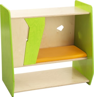 Ein Holzregal mit grünen Seitenwänden, einem gelb-orangefarbenen Kissen im mittleren Fach, einer asymmetrischen vertikalen Trennwand und einem offenen unteren Fach.
