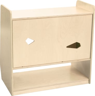 Heller Holzschrank mit geschlossener Front, die einen rautenförmigen und einen dreieckigen Ausschnitt aufweist. Unten befindet sich ein offenes Regal und an den Seiten sind glatte, abgerundete Kanten vorhanden.