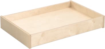 Ein schlichtes, rechteckiges Holztablett mit erhabenen Rändern aus hellem Holz ist auf einem weißen Hintergrund abgebildet. Das Tablett ist leer und hat ein glattes, einfaches Design.