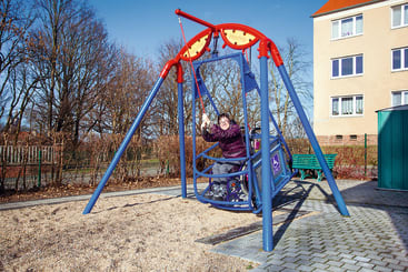 Rollstuhlfahrer-Schaukel zum Einbetonier