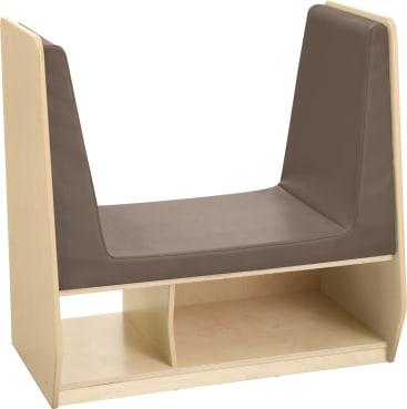 Eine Holzbank mit gepolsterter brauner Sitzfläche und Rückenlehne, unter der sich zwei offene Ablagefächer befinden. Die Bank hat ein einfaches, modernes Design.