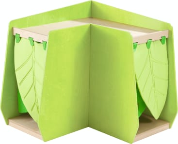 Ein grüner Holzecktisch mit blattförmigen Platten, die an den Seiten hängen. Der Tisch hat glatte Kanten, eine Platte aus Naturholz und ein von der Natur inspiriertes Design.