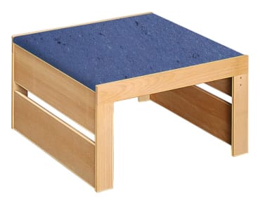 Ein heller Holztisch mit einer quadratischen, flachen blauen Steinfläche auf der Oberseite, dargestellt vor einem weißen Hintergrund.