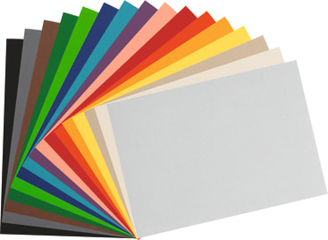 Ein aufgefächerter Stapel von farbigen Papierblättern, jedes Blatt in einer anderen Farbe, angeordnet in einem Halbkreis mit einem großen grauen Blatt obenauf. Die Papiere sind auf einem weißen Hintergrund abgebildet.