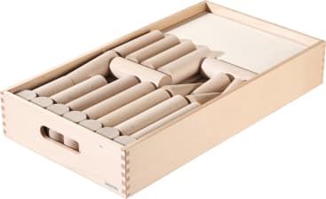 Eine Holzkiste mit verschiedenen zylindrischen und rechteckigen Bauklötzen aus Naturholz, die mit einem teilweise geöffneten Schiebedeckel übersichtlich angeordnet sind.