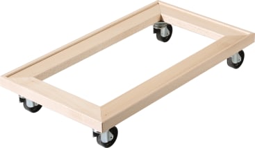 Ein rechteckiger Holzwagen mit vier Lenkrollen, der für den Transport schwerer oder sperriger Gegenstände konzipiert ist. Die Mitte ist offen, die Holzbretter bilden den äußeren Rahmen.