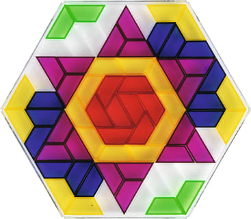 Ein geometrisches Muster aus bunten, durchscheinenden Formen, darunter Sechsecke, Dreiecke und Parallelogramme, die in einem symmetrischen, sternförmigen Muster auf weißem Hintergrund angeordnet sind.