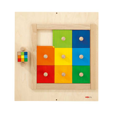 Ein hölzernes Puzzlebrett mit neun quadratischen Teilen in den Farben Rot, Orange, Gelb, Blau und Grün. Jedes Teil hat einen runden Knauf. Auf der linken Seite des Brettes ist ein kleines Farbraster angebracht.