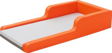 Eine rechteckige orange-weiße gepolsterte Fläche mit erhöhten orangefarbenen Seiten und Rücken, die einem Wickeltisch oder einer Matte ähnelt. Das Design scheint für Säuglinge oder Kleinkinder gedacht zu sein.