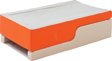 Ein rechteckiger Wickeltisch mit einer orangefarbenen gepolsterten Seite und einem beigen Sockel, der eine gepolsterte Oberfläche und einen erhöhten Rand um die Platte herum aufweist. Unter der Hauptfläche befindet sich ein offenes Regal.