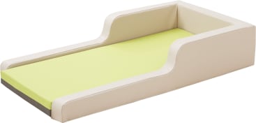 Ein rechteckiger, hellbeiger, gepolsterter Wickeltisch mit erhöhten Seiten und einer lindgrünen, gepolsterten Oberfläche. Das Design ist einfach und funktional, mit einer abgesenkten Vorderkante für einfachen Zugang.