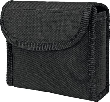 Eine schwarze Stofftasche mit einem Klappenverschluss, verstärkten Nähten entlang der Kanten und einer strukturierten Oberfläche. Der Beutel scheint leer zu sein und ist leicht schräg gestellt.