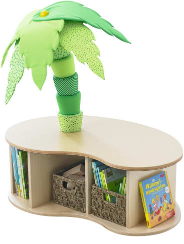 Ein nierenförmiges Bücherregal aus Holz mit zwei geflochtenen Körben und mehreren Kinderbüchern auf den unteren Regalböden. Oben auf dem Bücherregal ist eine weiche Stoffpalme angebracht.