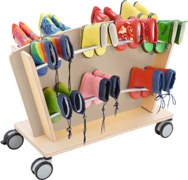 Ein mobiles Holzregal mit Metallstäben fasst mehrere Paar bunte Kinderregenstiefel, die zum Trocknen oder Aufbewahren kopfüber ausgestellt werden. Die Einheit hat vier große Räder für einfache Bewegung.