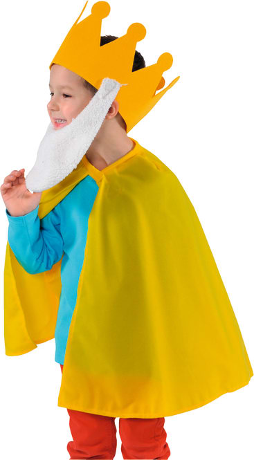 Ein Kind mit einer gelben Krone, einem weißen Bart, einem hellblauen Hemd, einem gelben Umhang und einer roten Hose, gekleidet in ein Königskostüm. Das Kind lächelt und blickt zur Seite.