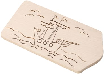 Ein rechteckiges Holzbrett mit abgerundeten Kanten, auf dessen Oberfläche eine Strichzeichnung eines Segelboots, drei Vögel und Wellen eingraviert sind.