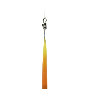 Eine Metallklammer hält das Ende eines vertikal hängenden Objekts, das unten orangefarben ist und nach oben hin in gelb übergeht. Es hängt an einer weißen Schnur vor einem schlichten weißen Hintergrund.
