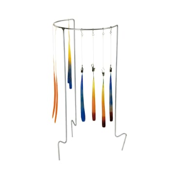 An einem Metallständer hängen fünf bunte, längliche Glasanhänger in Blau-, Gelb- und Orangetönen an Haken. Zwei ähnliche Glasstücke hängen separat an der linken Seite des Ständers.