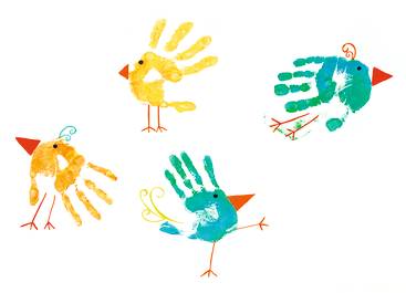 Vier farbenfrohe Handabdrücke sind auf weißem Hintergrund angeordnet, jeder mit Schnabel, Augen, Beinen und wirbelnden Details verziert, um einem Vogel zu ähneln; die Farben sind gelb, grün und orange.