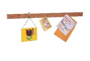 Eine Holzleiste, an der drei Gegenstände hängen: eine Zeichnung einer Tulpe auf gelbem Papier, ein kleiner quadratischer Umschlag und ein orangefarbener Umschlag mit einer Notiz oder einem Brief.