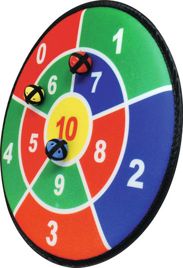Eine bunte, kreisförmige Dartscheibe mit nummerierten Abschnitten in Rot, Grün, Blau und Gelb. Drei Klettkugeln, eine rote, eine gelbe und eine blaue, werden auf das Board geklebt und landen auf den Rängen 6, 3 und 7.
