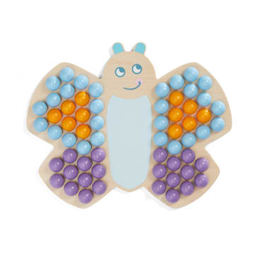 Ein Holzspielzeug in Form eines Schmetterlings mit einem lächelnden Gesicht, mit blauen, orangefarbenen und lila runden Stiften auf den Flügeln und einem hellblauen Körper in der Mitte.
