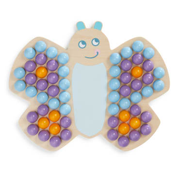 Ein Holzbrett in Form eines Schmetterlings mit einem lächelnden Gesicht, verziert mit Reihen von runden blauen, lila und orangefarbenen Stiften auf den Flügeln. Die Mitte des Schmetterlings ist einfarbig hellblau.