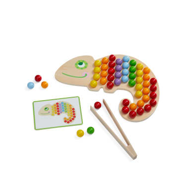 Ein hölzernes Chamäleon-Puzzle mit farbigen Kugeln, die darauf angeordnet sind, eine hölzerne Zange, ein paar lose Kugeln und eine passende Anleitungskarte mit einem ähnlichen Chamäleon-Design, alles auf weißem Hintergrund.