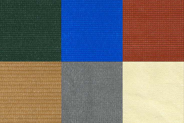 Sechs Stoffmuster, die in zwei Dreierreihen angeordnet sind und Texturen in Dunkelgrün, Blau, Ziegelrot, Hellbraun, Grau und Cremefarben zeigen. Jedes Muster hat ein eindeutiges Web- oder Strickmuster.