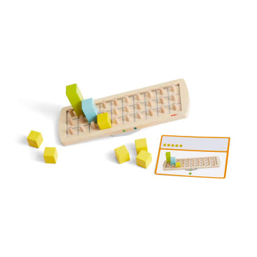 Ein hölzernes Spielbrett mit einem Gitter aus Löchern, mehreren gelben Blöcken, einem grünen Block, einem blauen Block und einer Anweisungskarte, die zeigt, wie die Blöcke auf dem Brett angeordnet werden müssen.