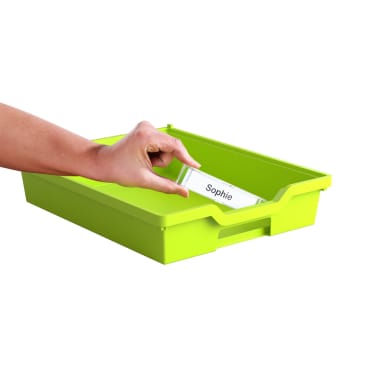 Eine Hand legt einen durchsichtigen Plastik-Etikettenhalter mit der Aufschrift "Sophie" in eine leuchtend grüne Plastikablage.