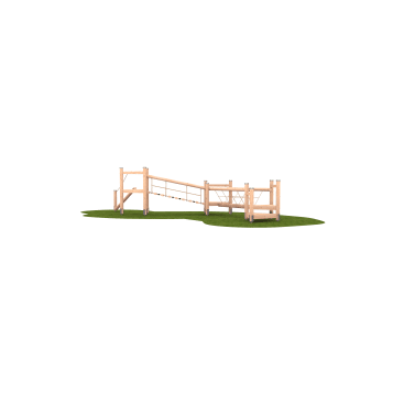 Ein hölzernes Spielplatzgerüst mit Rampe, Seilbrücke und Balken auf grünem Kunstrasen vor einem weißen Hintergrund.