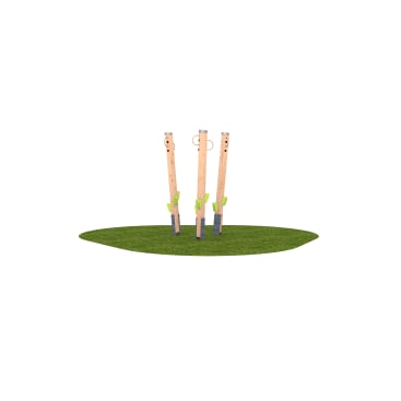 Drei aufrechte Holzstangen mit grünen Fußstützen und Metallsockeln sind auf einer Rasenfläche installiert, die wahrscheinlich zu einem Spielplatz oder einem Fitnessbereich im Freien gehört. Der Hintergrund ist einfarbig weiß.