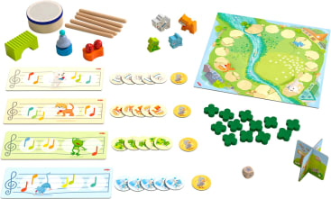 Ein Brettspiel für Kinder zum Thema Musik mit einem Spielbrett, Tierplättchen, Holzinstrumenten, Würfeln, Notenblättern und kleeblattförmigen Spielsteinen, die ordentlich auf einem weißen Hintergrund angeordnet sind.