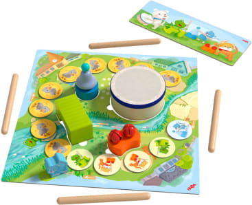 Ein Brettspiel für Kinder mit einem farbenfrohen Spielbrett mit Tiermotiven, Holzfiguren, einer Trommel in der Mitte, Spielsteinen mit Tieren und vier Holzstöcken. Eine separate Anzeigetafel mit Tierbildern befindet sich über dem Hauptbrett.