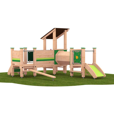 Ein Spielplatz aus Holz mit einer Rampe, einem Tunnel, einer kleinen Rutsche und einer überdachten Plattform auf Kunstrasen. Die Struktur verfügt über grüne Akzente und mehrere Einstiegsmöglichkeiten.