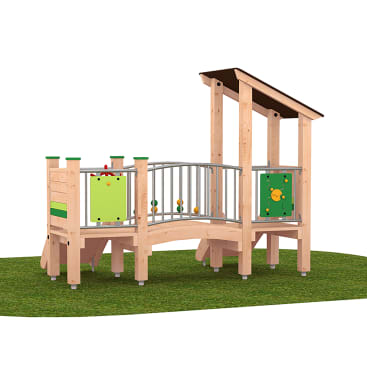 Ein Spielplatz aus Holz mit einem überdachten Teil, Metallgeländern und grünen Aktivitätspaneelen, der auf einem Stück Kunstrasen steht.