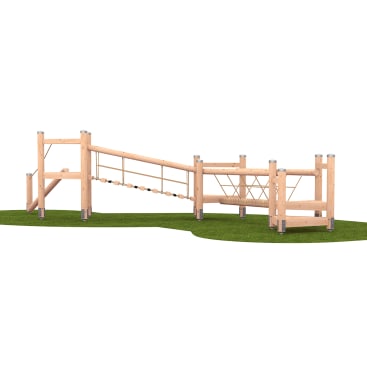 Ein Spielplatz aus Holz auf Kunstrasen mit einem schrägen Balancierbalken mit Seilstützen, einem Netzkletterbereich und Plattformen an beiden Enden.