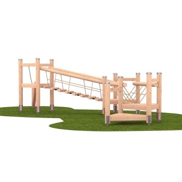 Ein Spielplatz aus Holz mit einer schrägen Seilbrücke, die zwei Plattformen miteinander verbindet und auf einem Stück grünen Kunstrasen steht. Die Struktur hat Metallkappen auf den Pfosten und Seilgeländer zur Unterstützung.