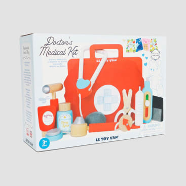 Gezeigt wird ein verpacktes Le Toy Van Doctor's Medical Kit mit einer rot-weißen Arzttasche und verschiedenen medizinischen Instrumenten aus Holzspielzeug, geeignet für Kinder ab 3 Jahren. Auf der Verpackung sind Bilder und Produktinformationen abgebildet.